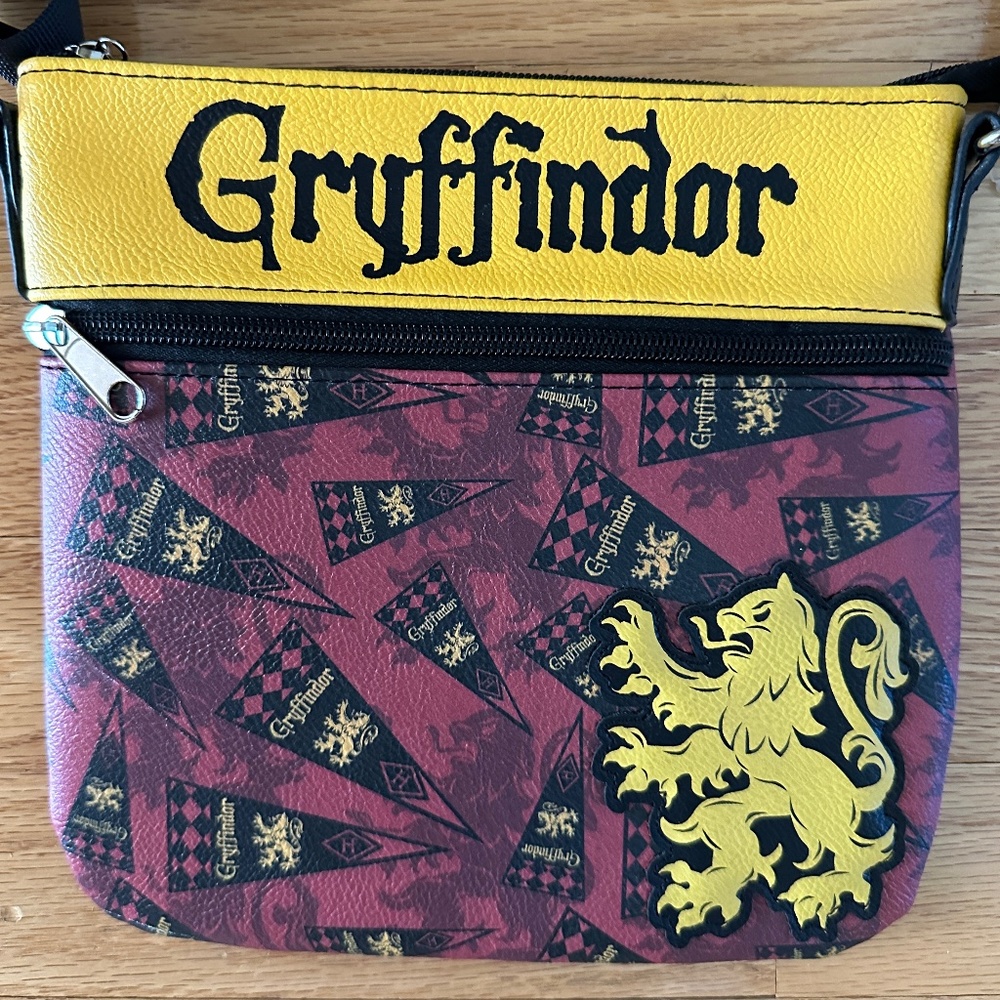NWOT Loungefly Harry Potter Gryffindor Crossbody Bag Purse Red Gold - Picture 5 of 14